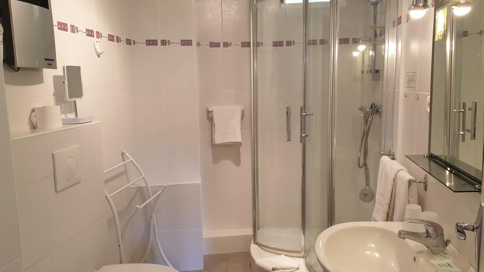 Logis Hotel Les Tilleuls Saint-Cirgues-de-Jordanne Εξωτερικό φωτογραφία