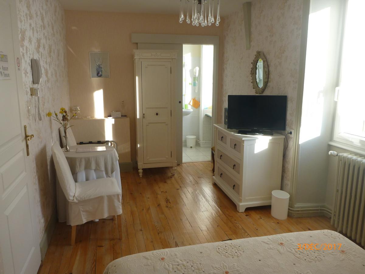 Logis Hotel Les Tilleuls Saint-Cirgues-de-Jordanne Εξωτερικό φωτογραφία